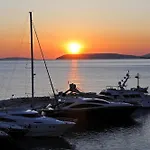 Just Meters From The Sea Lavica Beachfront アパート *